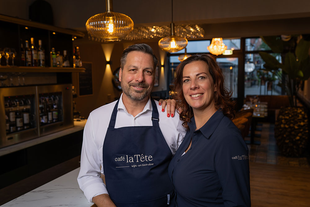 Margriet en Raymond samen in Café la Tête
